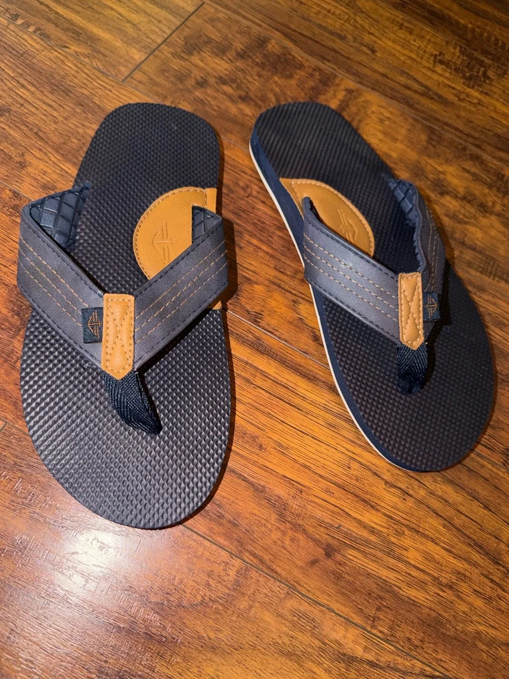 Dockers Navy blue Men’s flip-flop arch support sandals with tan accents 8/9